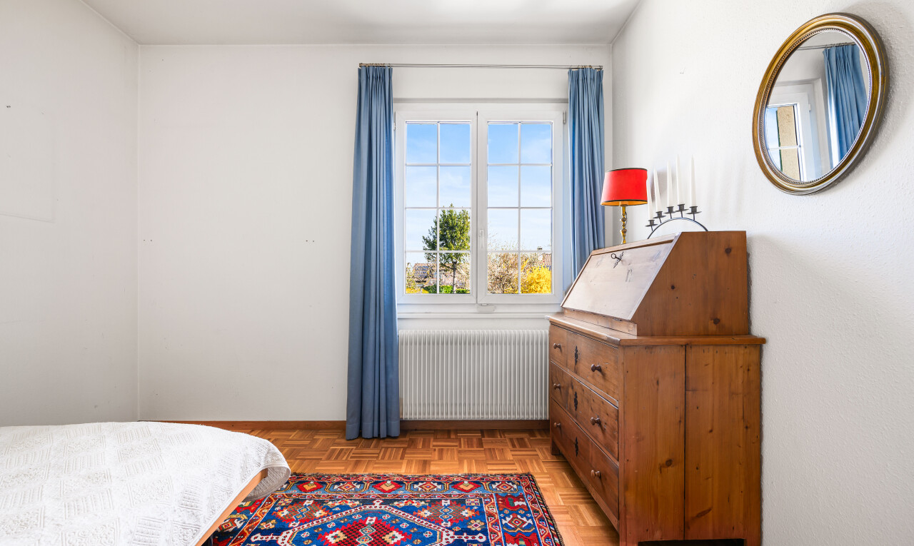 chambre avec radiateur, day time, cloison sèche, drywall, et parquet floor