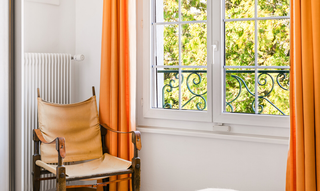 chambre avec cloison sèche, drywall, inside property, lumière naturelle, et natural light