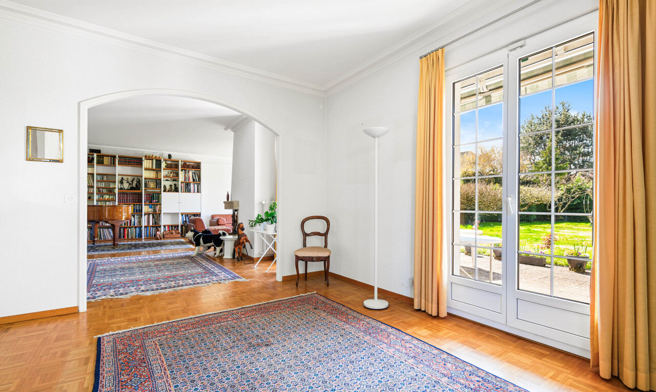 salon avec parquet floor, sol en finition bois, wood finish floor, passages en arc, et day time