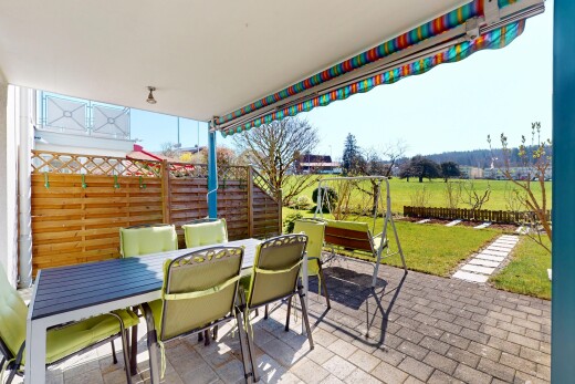 terrasse mit rasen, essbereich im freien, zaun, und terrasse