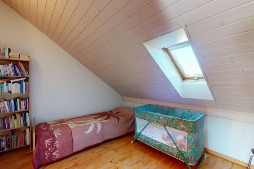 zimmer / schlafzimmer mit holzdecke, dachschräge, niedrige decke, dachfenster, und zusätzliches zimmer