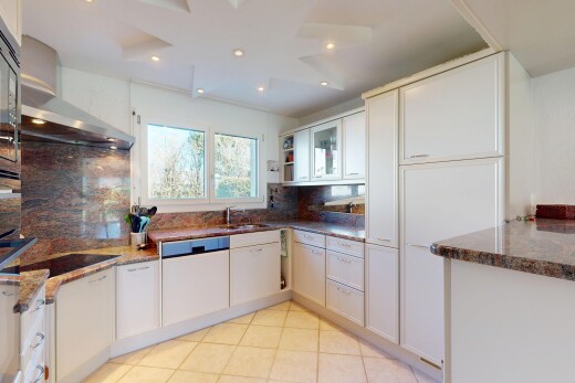 küche mit dunstabzugshaube, natürliches licht, küchenrückwand beim herd, waschbecken, und stein arbeitsplatten