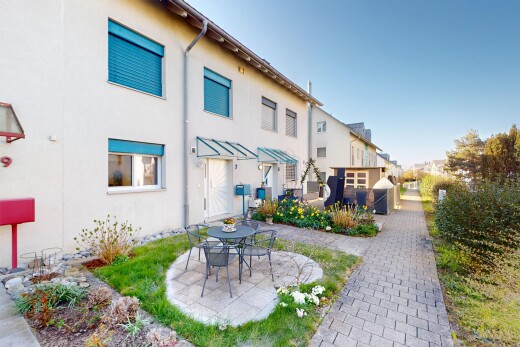 außenansicht mit markise, stuckverkleidung, wohngebietblick, und terrasse