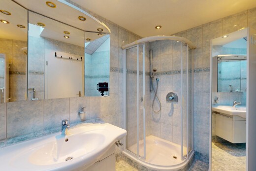 bad mit spiegel, fliesenwand, dusche, küchenrückwand beim herd, und komplettes badezimmer