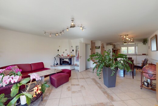 wohn- / esszimmer mit natürliches licht, fliesenboden, und gipskartonwand