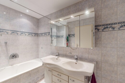 bad mit spiegel, bad, waschbecken, fliesenwand, und komplettes badezimmer