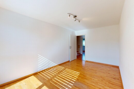 leerer raum mit gipskartonwand, deckenbeleuchtung, sockelleisten, und holzfußboden