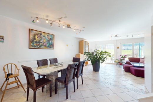 wohn- / esszimmer mit fliesenboden, gipskartonwand, natürliches licht, und deckenbeleuchtung