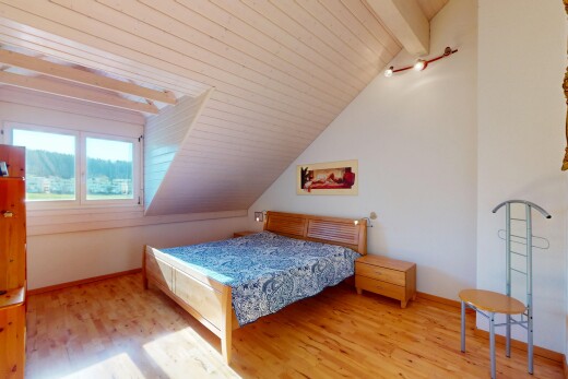 zimmer / schlafzimmer mit natürliches licht, holzfußboden, und gipskartonwand