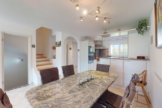 esszimmer mit treppen, fliesenboden, gipskartonwand, und gewölbte gehwege