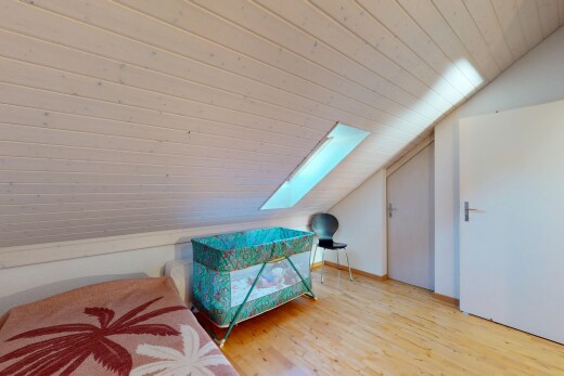 zimmer / schlafzimmer mit zusätzliches zimmer, niedrige decke, dachfenster, und dachschräge