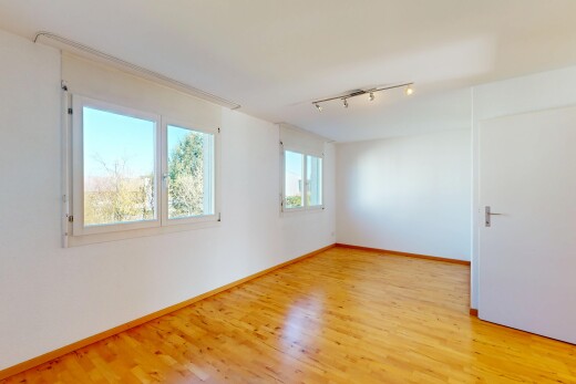 leerer raum mit holzfußboden, deckenbeleuchtung, sockelleisten, gipskartonwand, und natürliches licht
