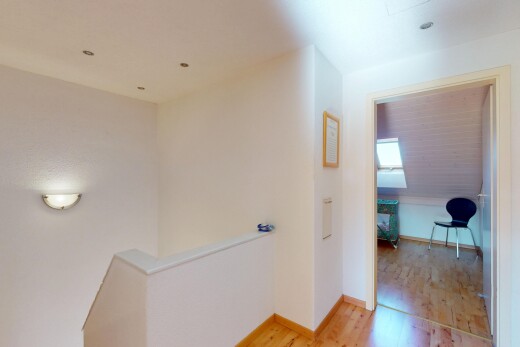 halle / korridor mit holzfußboden, obergeschoss-podest, sockelleisten, und gipskartonwand