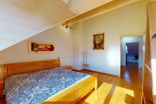 zimmer / schlafzimmer mit holzfußboden und gipskartonwand