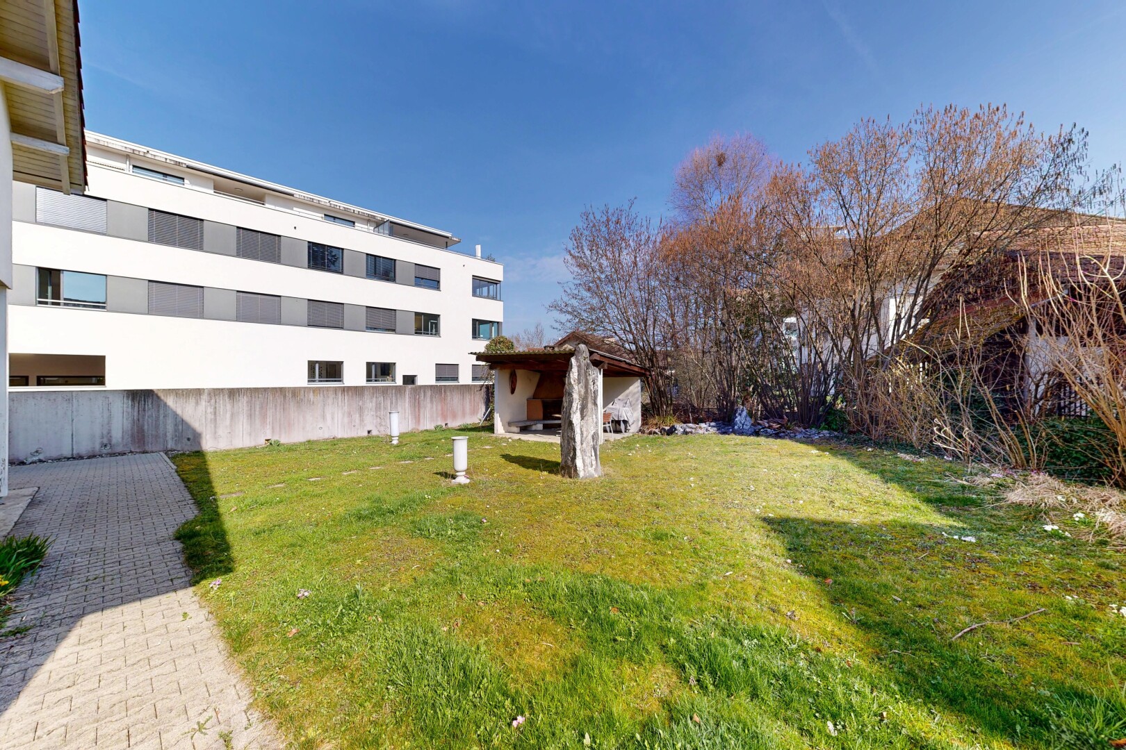 garten mit day time, rasen, und apartment complex view
