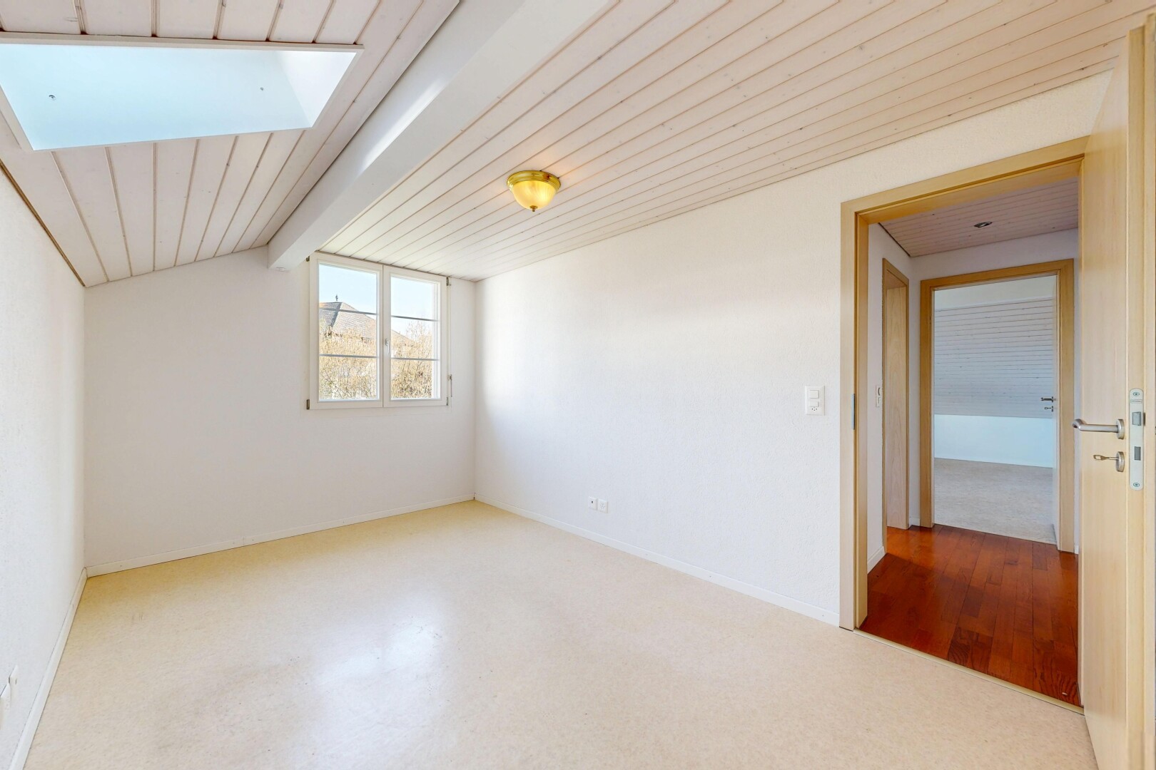leerer raum mit beamed ceiling, balkendecke, inside property, drywall, und gipskartonwand