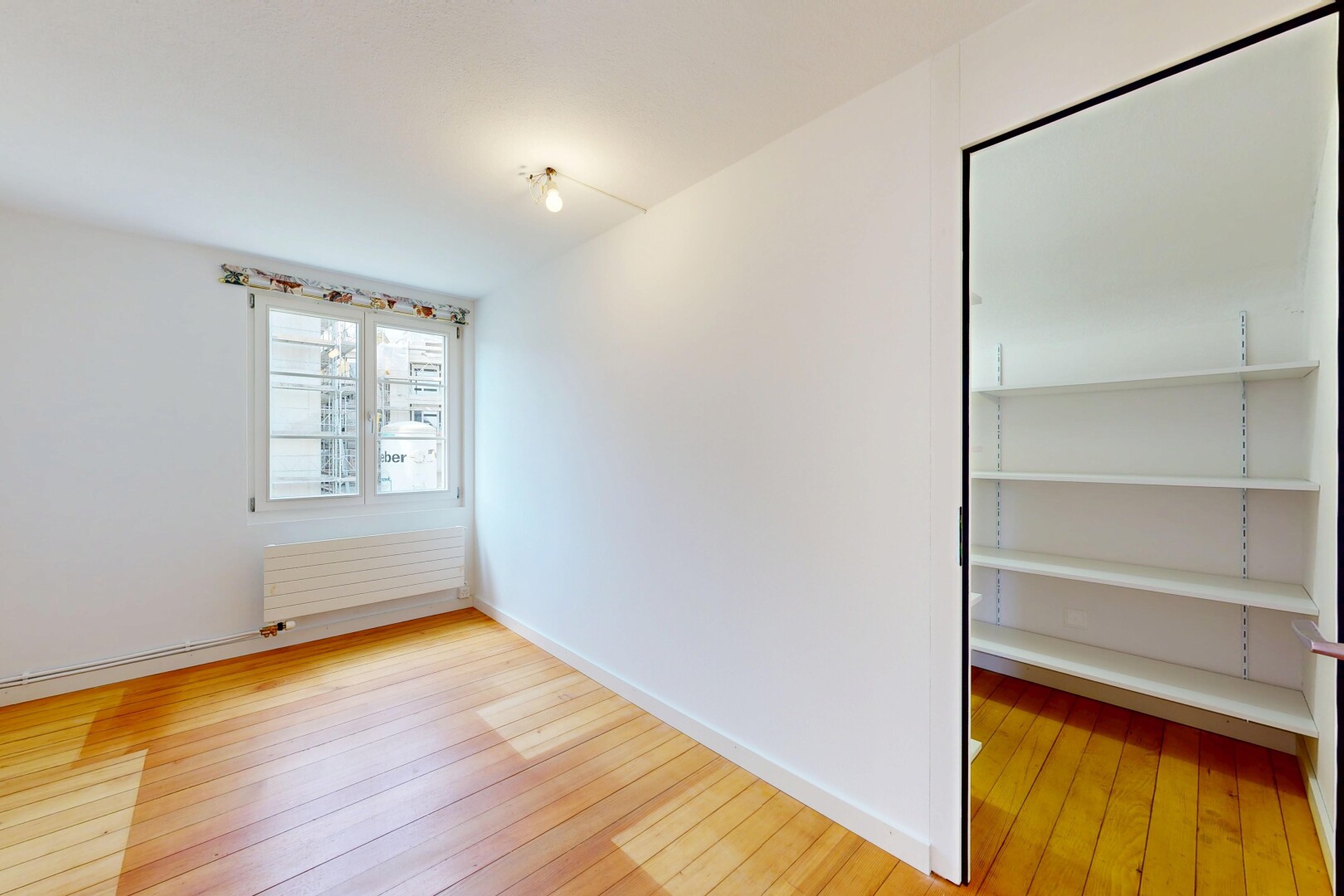 leerer raum mit holzfußboden, wood finish floor, inside property, gipskartonwand, und drywall