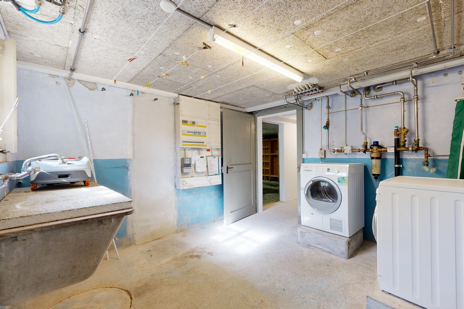 wäschekammer mit concrete floor, betonboden, inside property, wäscherei, und drywall