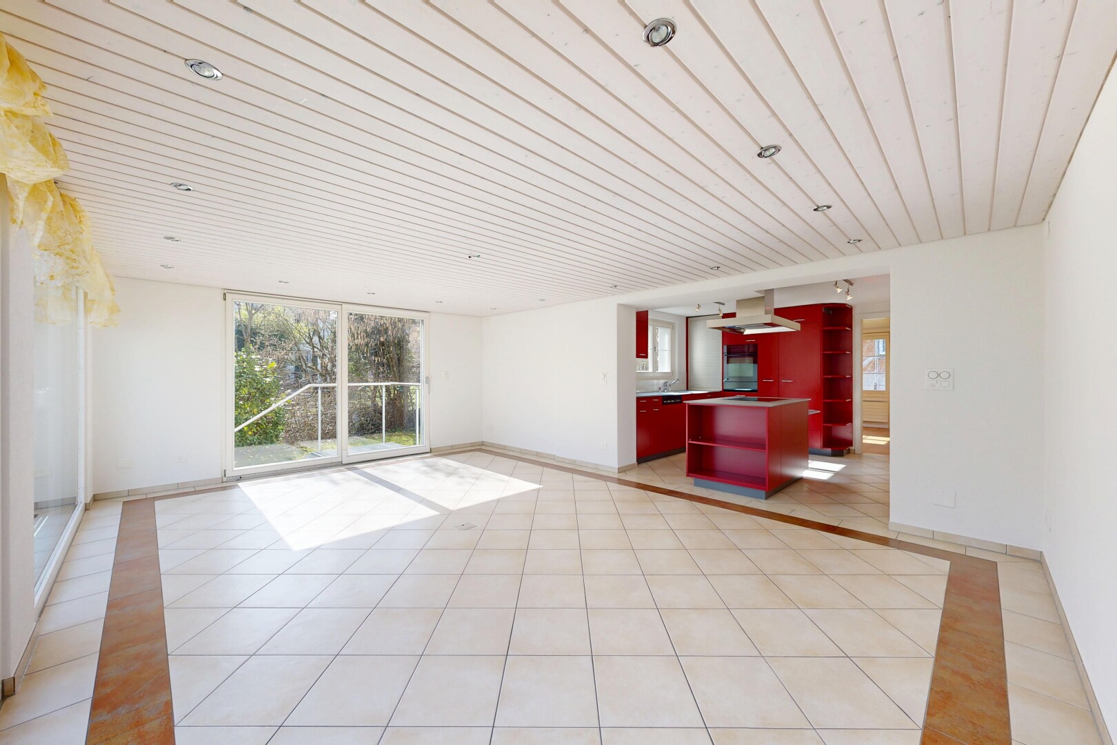 leerer raum mit inside property, holzdecke, wood ceiling, natürliches licht, und natural light