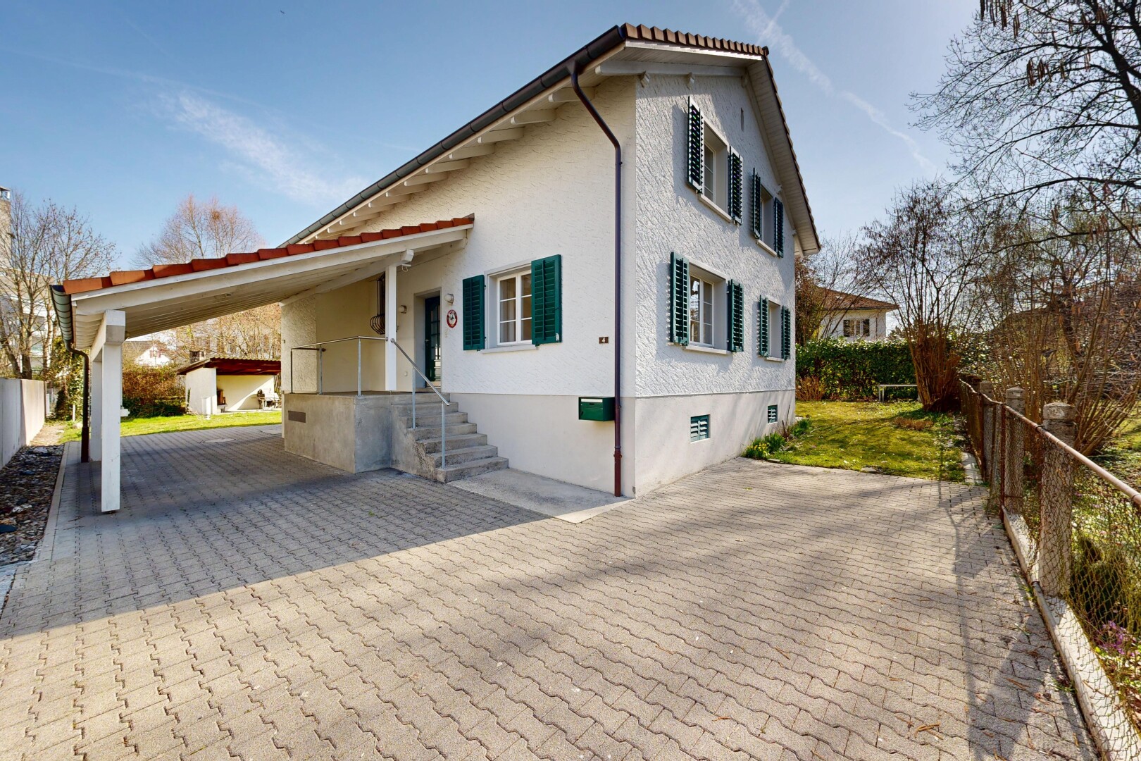 außenansicht mit zaun, day time, carport angeschlossen, property visible, und auffahrt