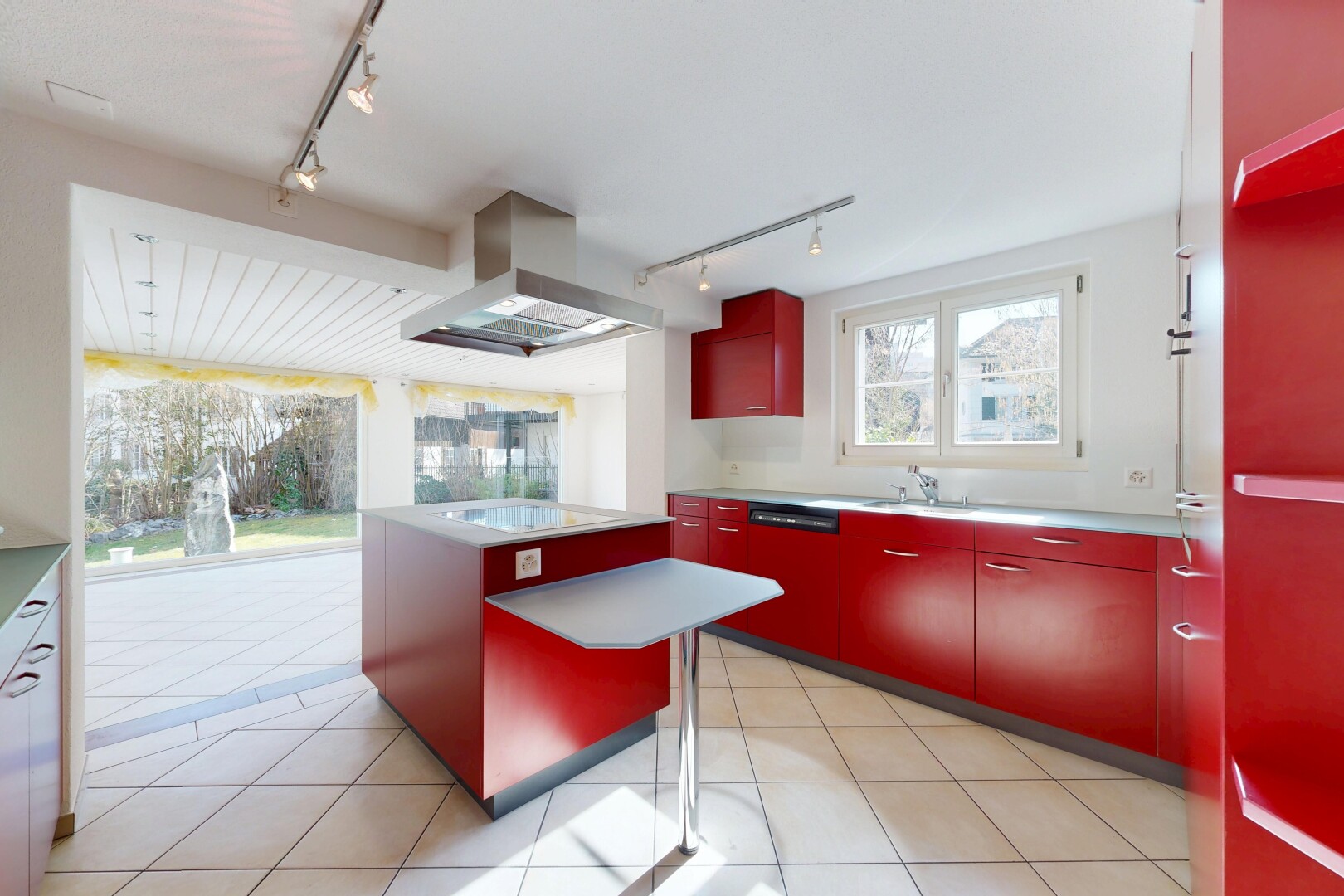 küche mit rote schränke, red cabinets, track lighting, deckenbeleuchtung, und dunstabzugshaube