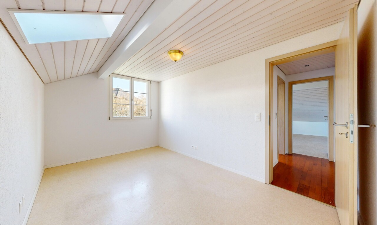 leerer raum mit beamed ceiling, balkendecke, inside property, drywall, und gipskartonwand