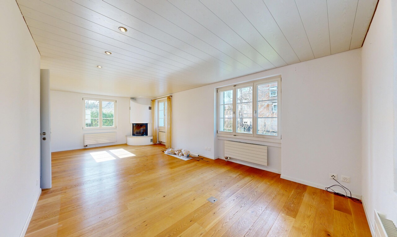 leerer raum mit kühler, inside property, natürliches licht, natural light, und holzfußboden