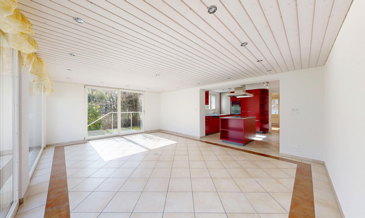 leerer raum mit inside property, holzdecke, wood ceiling, natürliches licht, und natural light