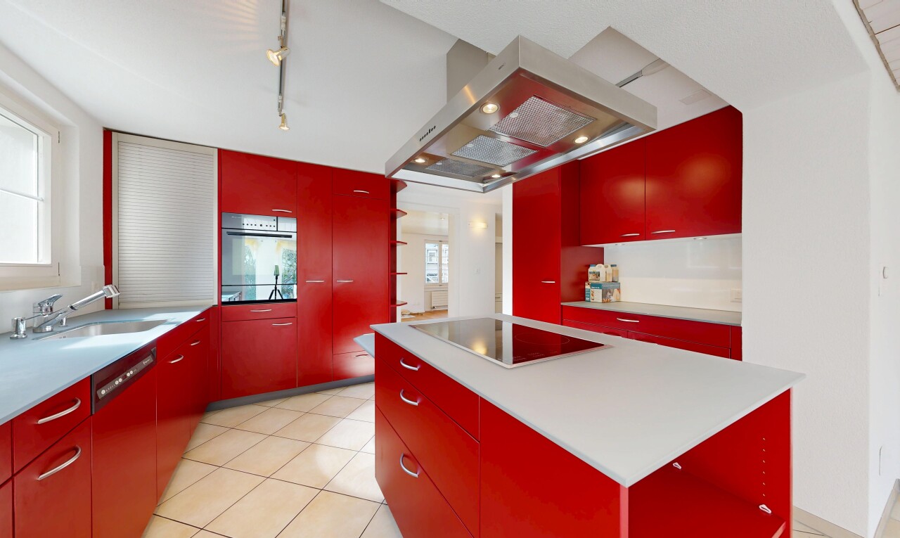 küche mit rote schränke, red cabinets, dunstabzugshaube, kücheninsel, und kitchen island