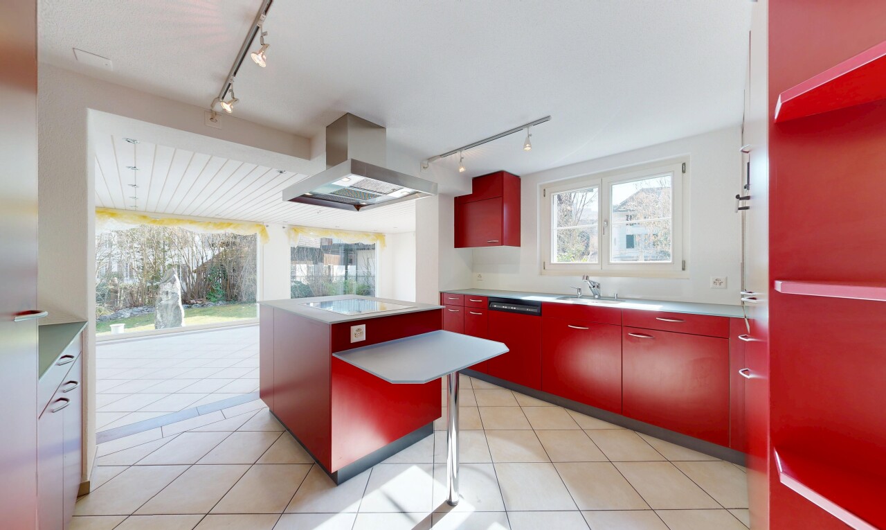 küche mit rote schränke, red cabinets, track lighting, deckenbeleuchtung, und dunstabzugshaube