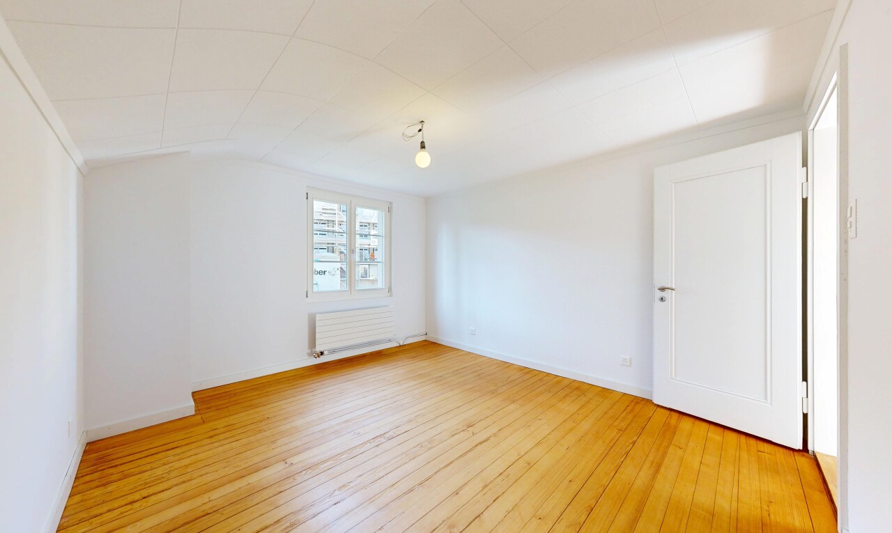 leerer raum mit holzfußboden, wood finish floor, hardwood floor, inside property, und natürliches licht
