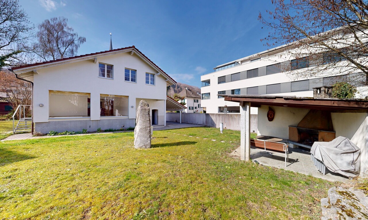 außenansicht mit terrasse, stuckverkleidung, day time, property visible, und rasen
