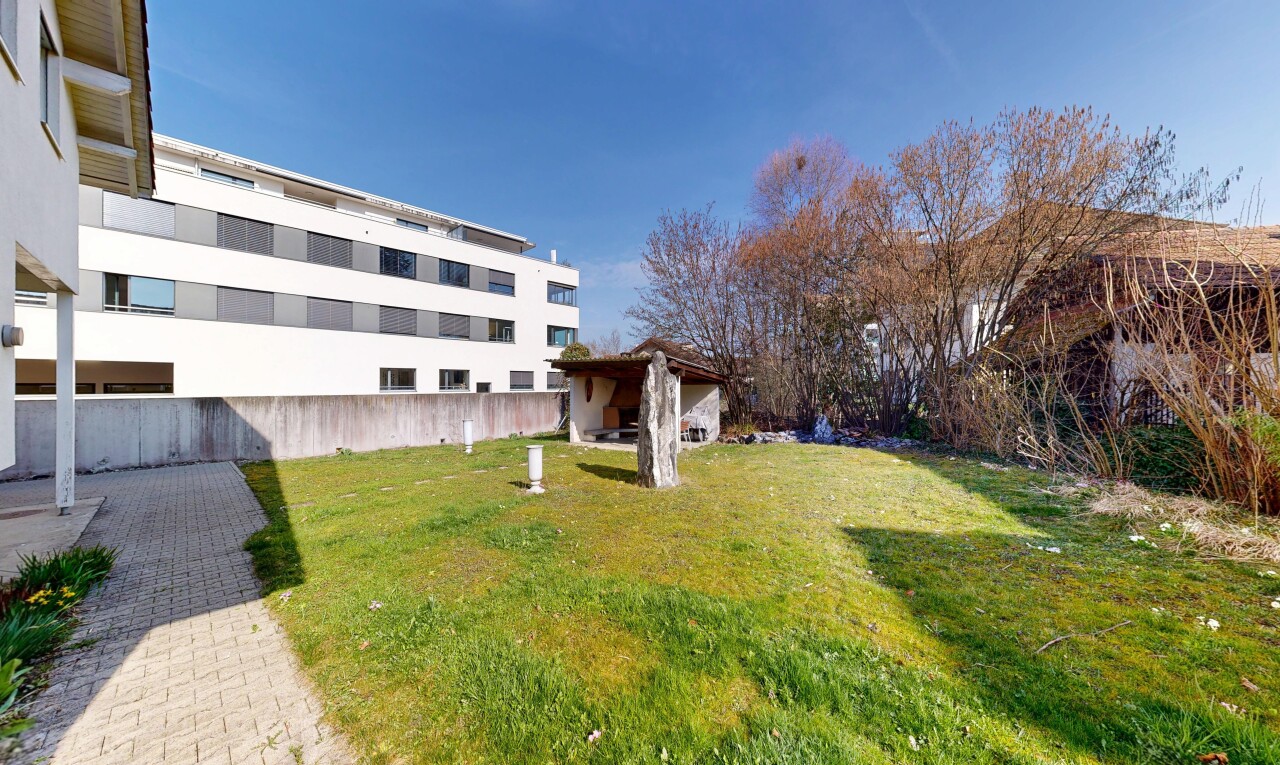 garten mit day time, rasen, und apartment complex view