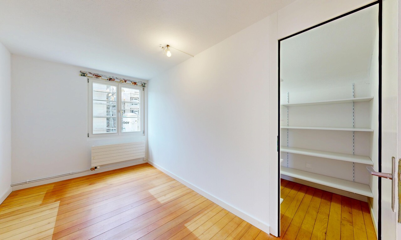 leerer raum mit holzfußboden, wood finish floor, inside property, gipskartonwand, und drywall