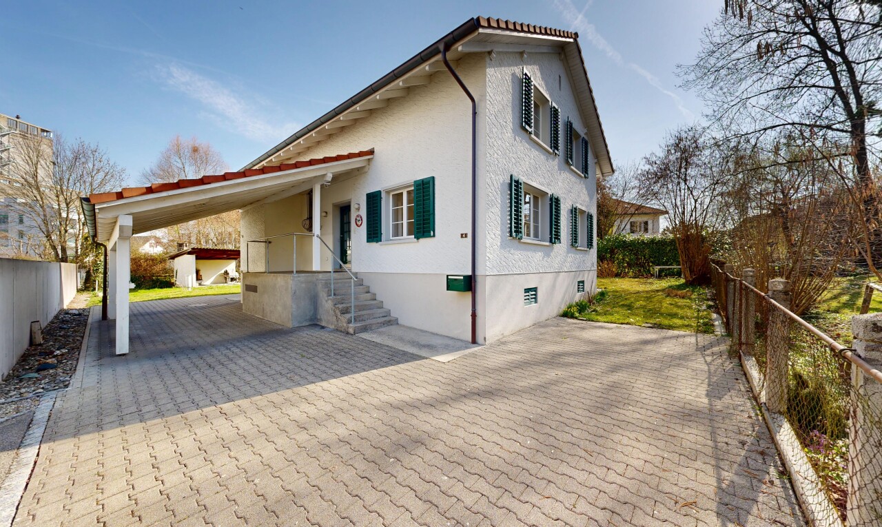 außenansicht mit zaun, day time, carport angeschlossen, property visible, und auffahrt