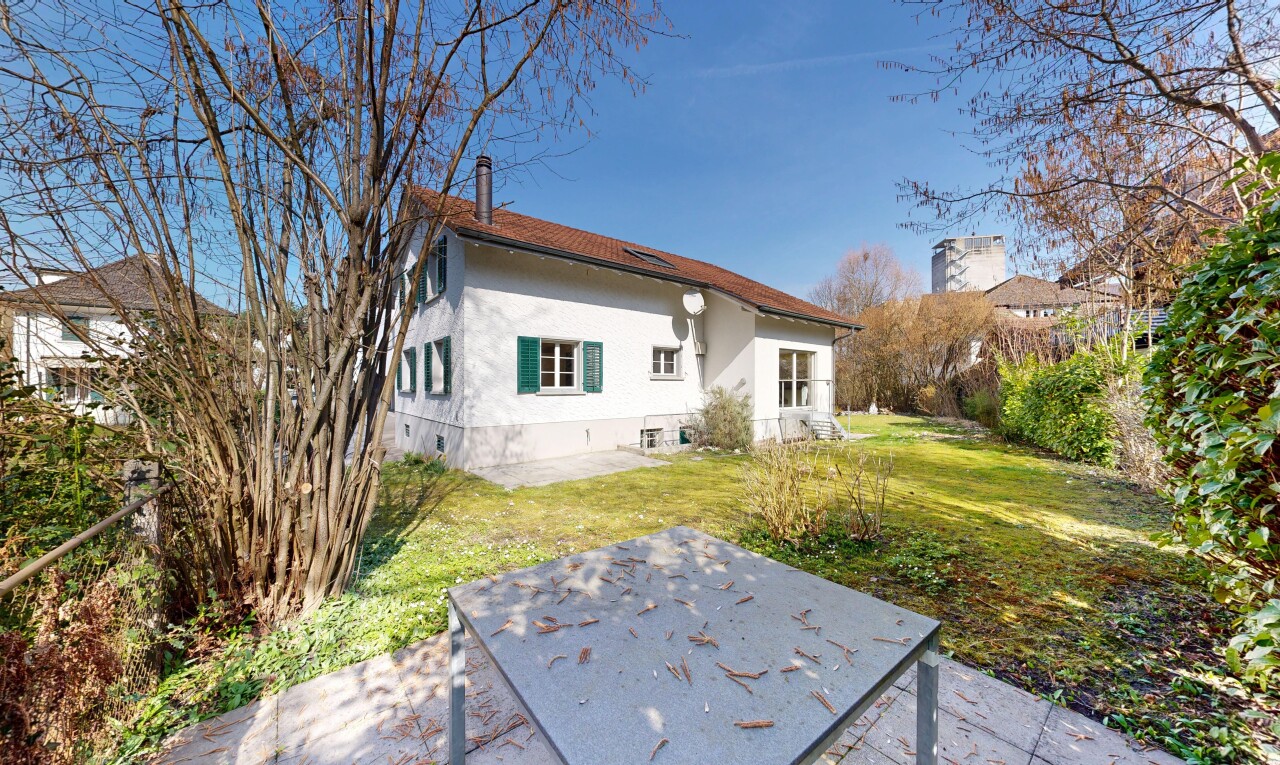 außenansicht mit terrasse, rasen, from property, day time, und stuckverkleidung