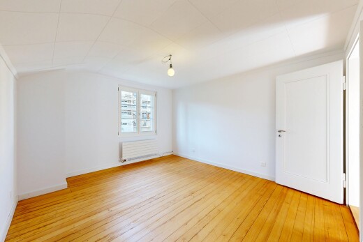 pièce vide avec sol en finition bois, wood finish floor, hardwood floor, inside property, et lumière naturelle