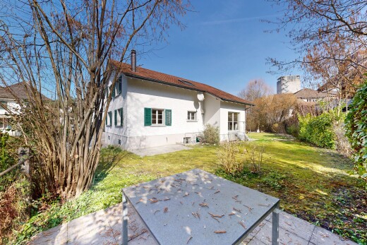 außenansicht mit terrasse, rasen, from property, day time, und stuckverkleidung