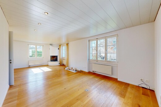leerer raum mit kühler, inside property, natürliches licht, natural light, und holzfußboden