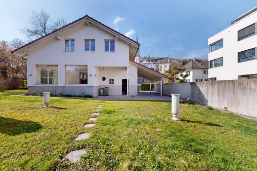 façade avec terrasse, from property, pelouse, bardage en stuc, et clôture