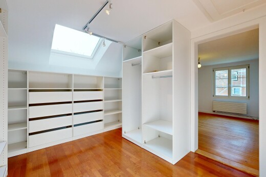 dressing avec puits de lumière, wood finish floor, sol en finition bois, radiateur, et light floor