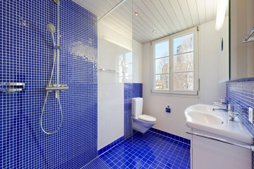 salle de bains avec douche, salle de bain complète, miroir, lavabo (ou coiffeuse selon le contexte), et toilette