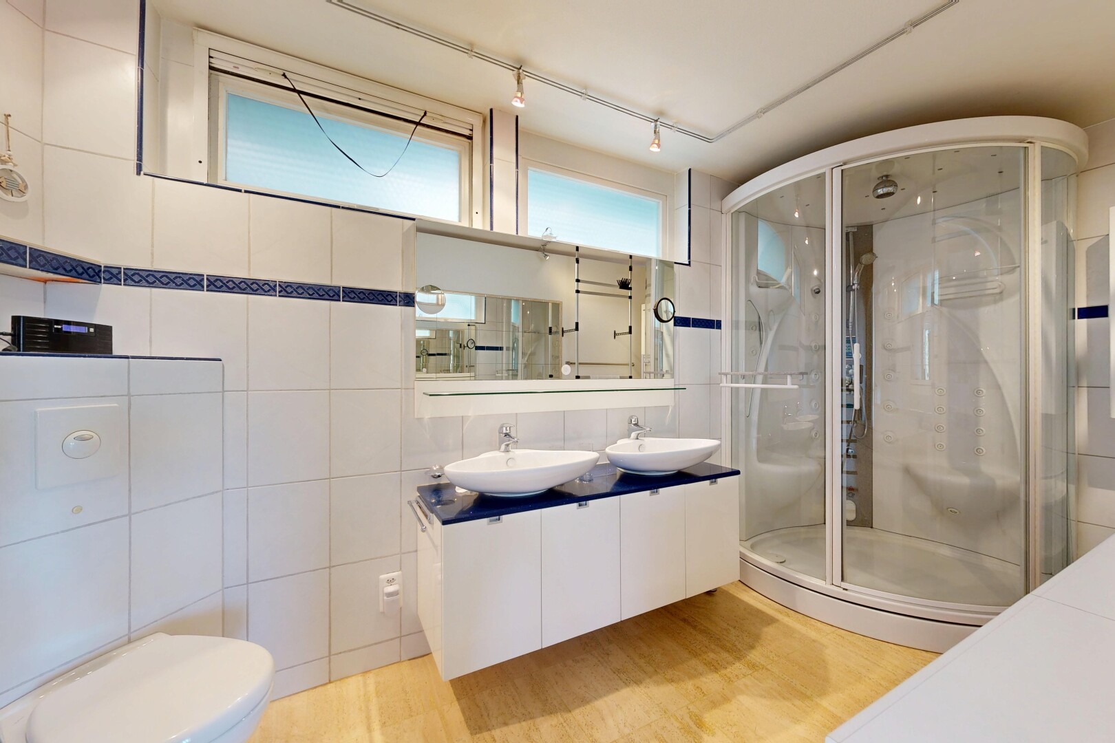 bad mit tile wall, fliesenwand, doppelwaschtisch, komplettes badezimmer, und dusche