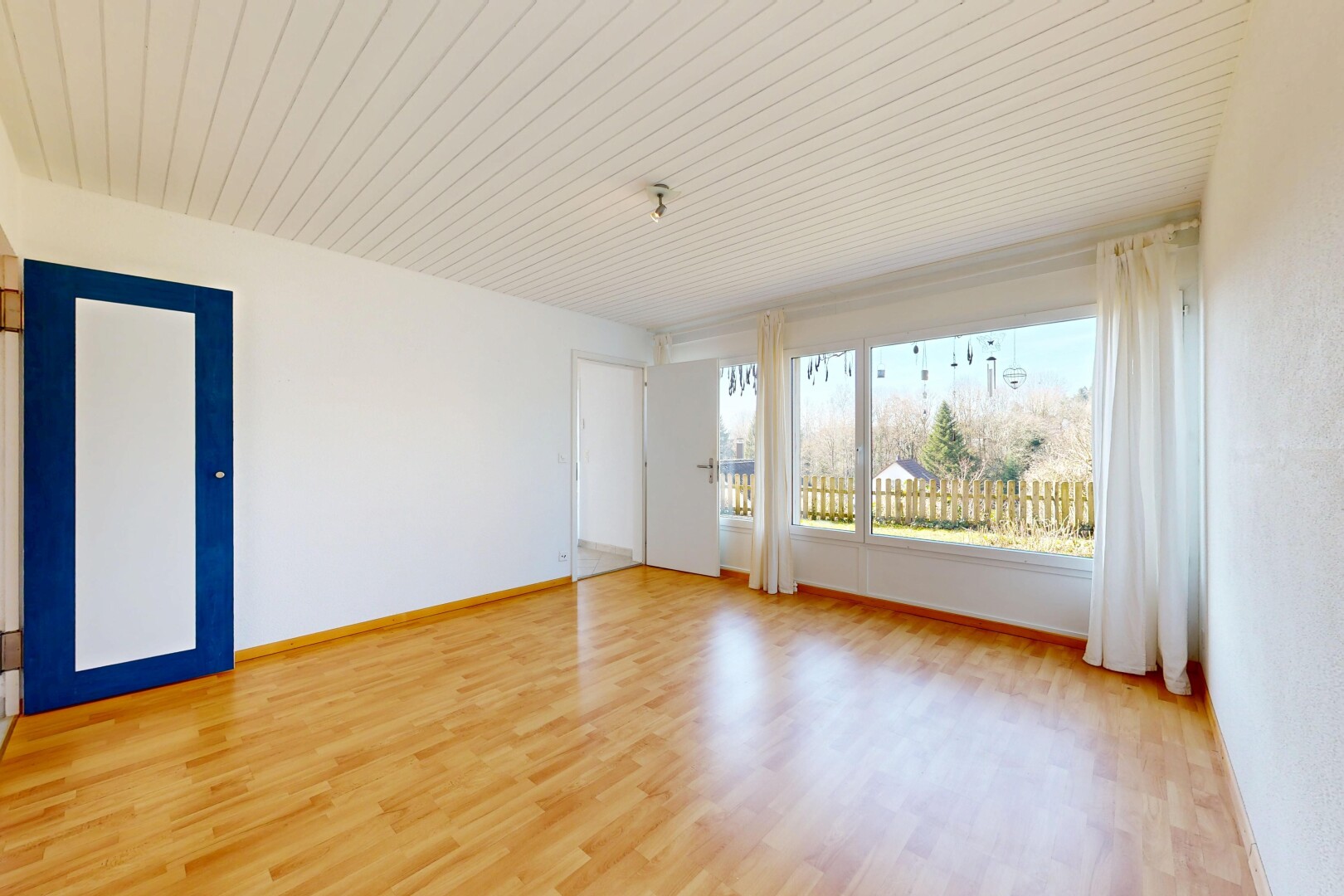 leerer raum mit inside property, natural light, natürliches licht, wood finish floor, und holzfußboden