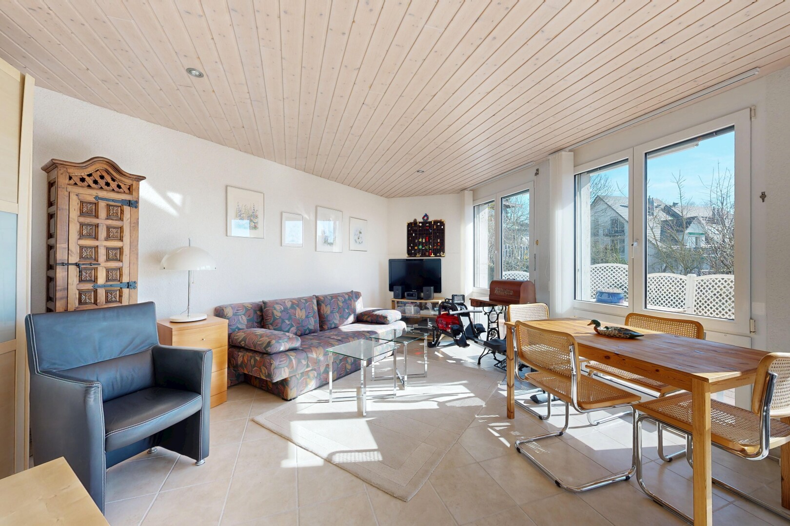 wohn- / esszimmer mit wood ceiling, holzdecke, natural light, natürliches licht, und inside property