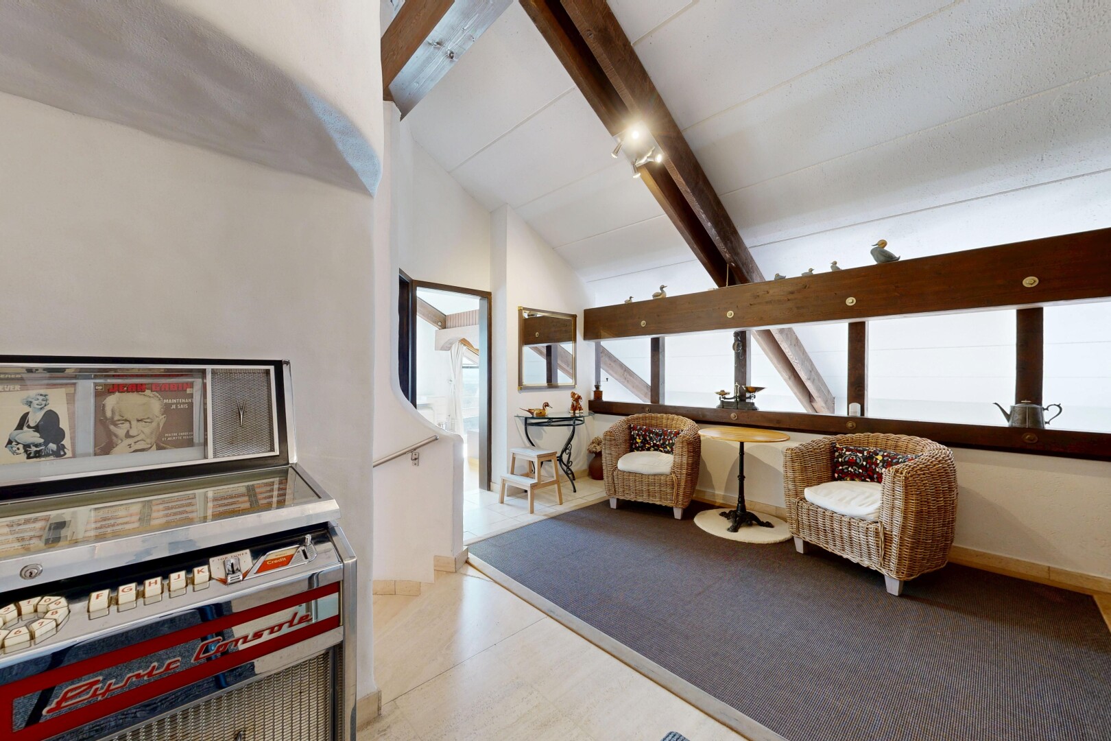 zimmer / schlafzimmer mit vaulted ceiling, dachschräge, beamed ceiling, balkendecke, und inside property