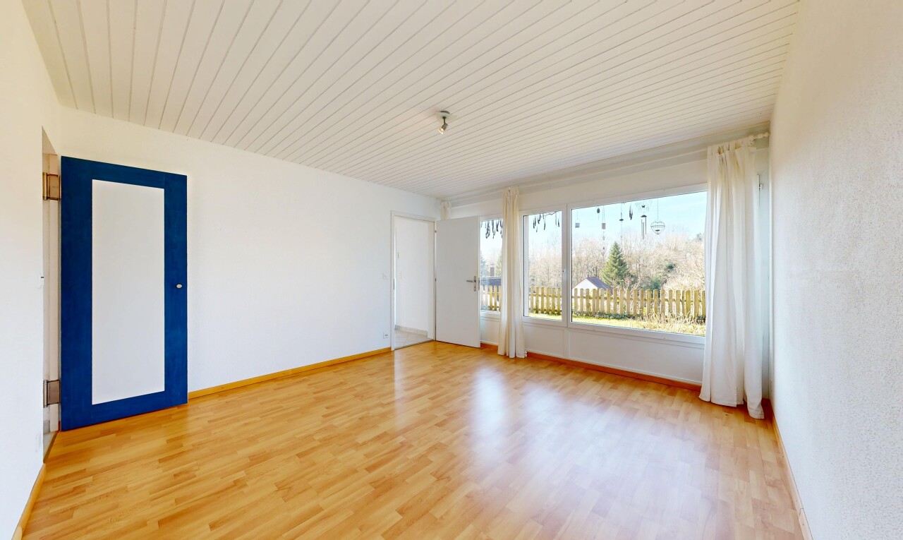 leerer raum mit inside property, natural light, natürliches licht, wood finish floor, und holzfußboden