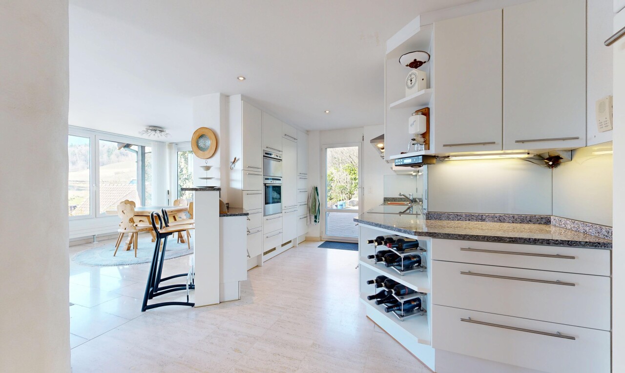 küche mit offene regale, open shelves, weiße schränke, white cabinets, und light floor