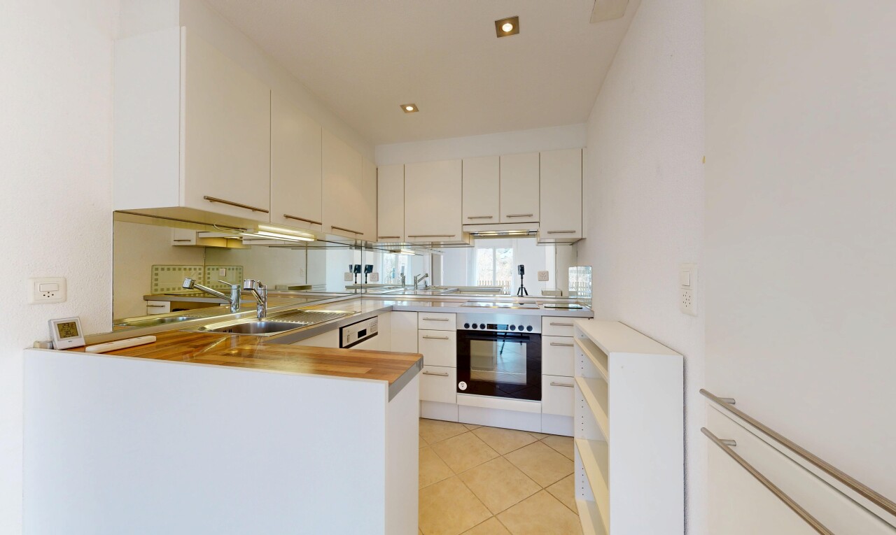 küche mit küchentheke, kitchen peninsula, ofen, light floor, und inside property