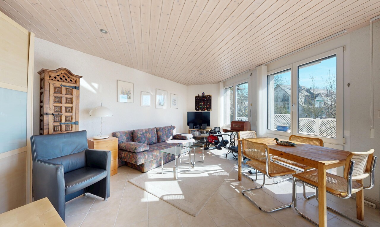 wohn- / esszimmer mit wood ceiling, holzdecke, natural light, natürliches licht, und inside property